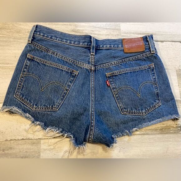Women’s Levi’s High rise jean shorts Size 30 - Picture 2 of 4